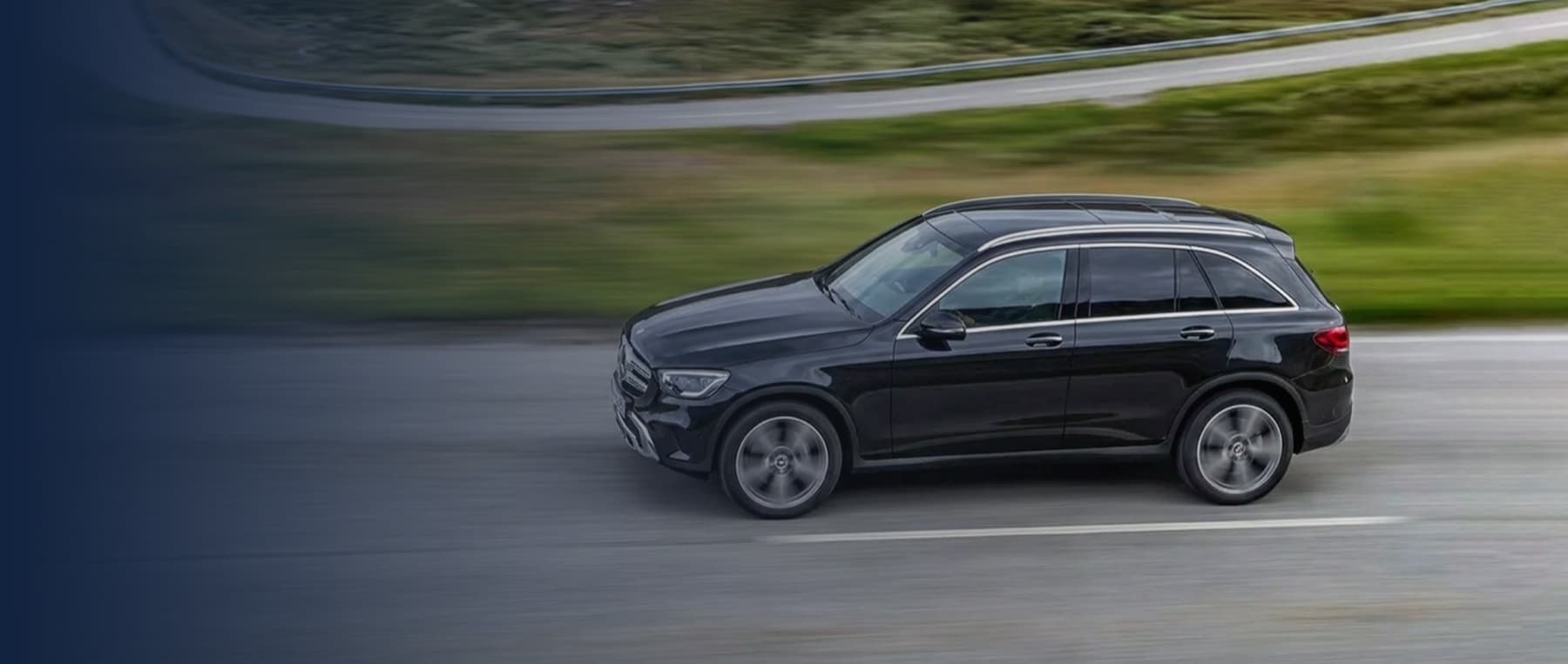 Svart Mercedes GLC i rörelse på en landsväg